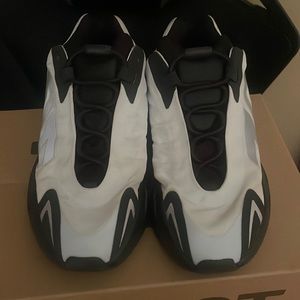 Yeezy 700 MNVN ‘Bluetin’